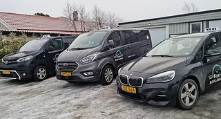 Tre taxibilar parkerade utomhus