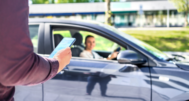 Person tittar på smartphone i bilen