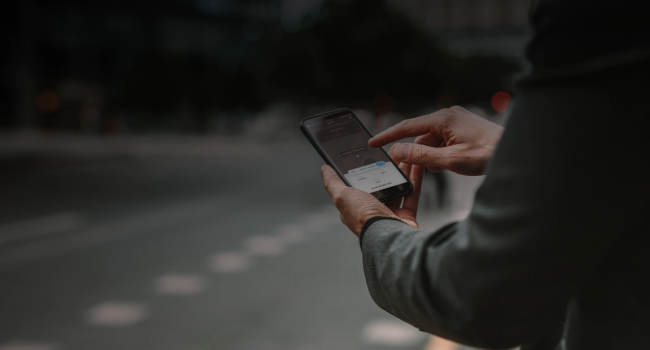 Använder smartphone på gatan