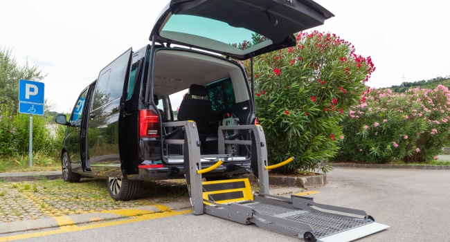 Rullstolsramp i minibuss