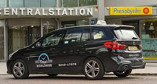 Svart taxi vid centralstation